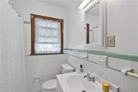 Bath - 20 Briar Dr, Hampton, VA 23661 photo 1 of 1
