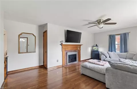 Living - 20 Briar Dr, Hampton, VA 23661 photo 2 of 3