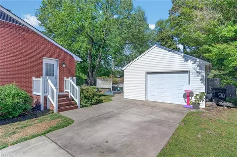 Exterior - 20 Briar Dr, Hampton, VA 23661 photo 3 of 7