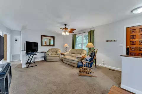 Living - 14 Quinn St, Hampton, VA 23669 photo 1 of 2