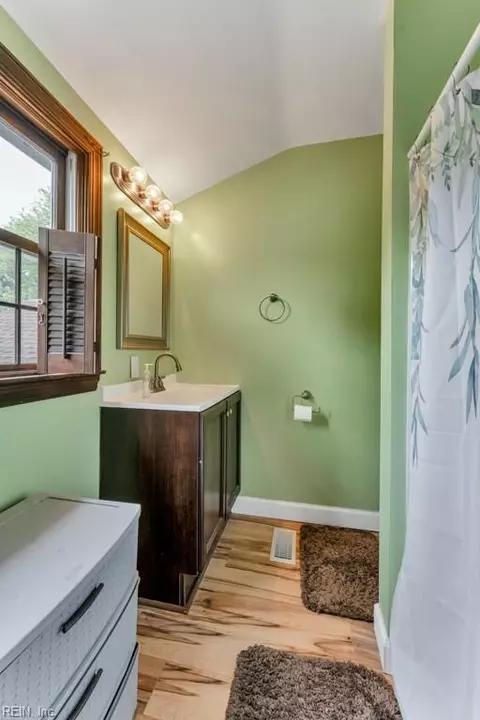 Bath - 14 Quinn St, Hampton, VA 23669 photo 2 of 2
