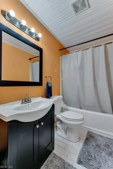 Bath - 14 Quinn St, Hampton, VA 23669 photo 1 of 2