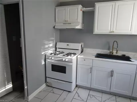 Entry Way - 919 Ridgeway Ave, Hampton, VA 23661 photo 1 of 2