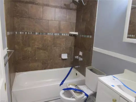 Bath - 919 Ridgeway Ave, Hampton, VA 23661 photo 1 of 2