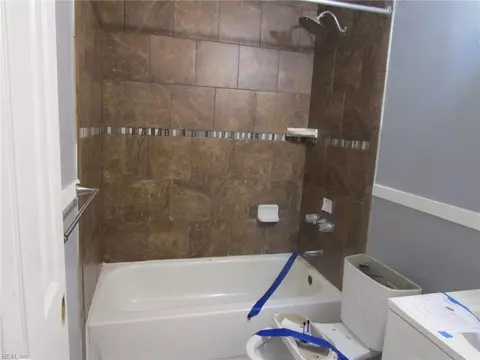 Bath - 919 Ridgeway Ave, Hampton, VA 23661 photo 2 of 2