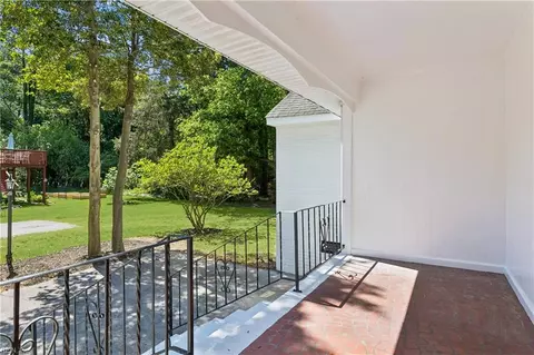 Exterior - 16 Pine Ln, Hampton, VA 23664 photo 3 of 12