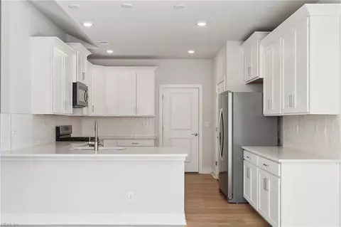 Entry Way - 2215 Edwin Dr, Chesapeake, VA 23322 photo 3 of 4