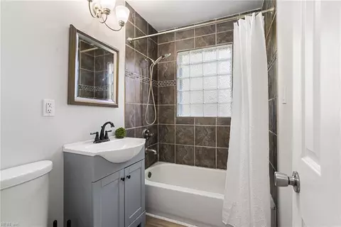 Bath - 709 Lee St, Hampton, VA 23669 photo 1 of 1