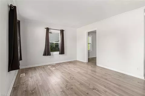Living - 709 Lee St, Hampton, VA 23669 photo 1 of 3