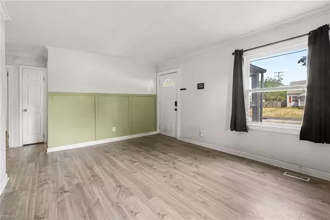 Living - 709 Lee St, Hampton, VA 23669 photo 2 of 3