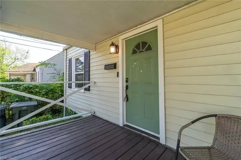 Exterior - 709 Lee St, Hampton, VA 23669 photo 4 of 9
