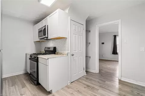 Entry Way - 709 Lee St, Hampton, VA 23669 photo 1 of 2