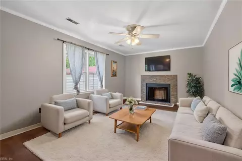 Living - 419 Durham St, Hampton, VA 23669 photo 2 of 6