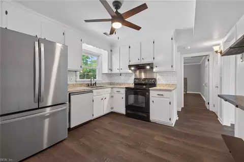 Entry Way - 419 Durham St, Hampton, VA 23669 photo 1 of 2