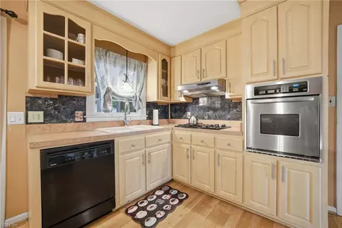 Kitchen - 23 Prince George Dr, Hampton, VA 23669 photo 2 of 2