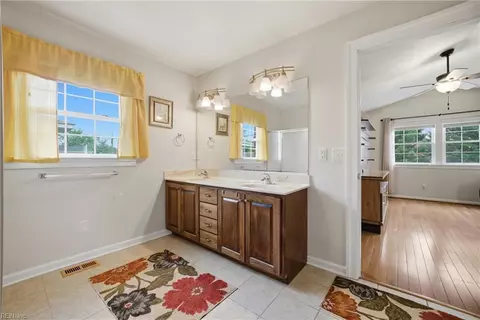 Bath - 23 Prince George Dr, Hampton, VA 23669 photo 3 of 3