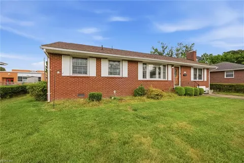 Exterior - 23 Prince George Dr, Hampton, VA 23669 photo 2 of 4