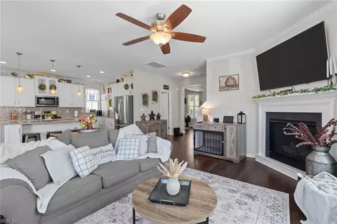 Entry Way - 3329 Conservancy Dr, Chesapeake, VA 23323 photo 5 of 10