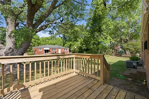 Exterior - 1027 Barry Ct, Hampton, VA 23666 photo 5 of 8