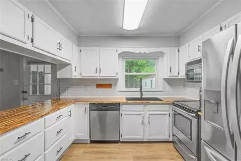 Kitchen - 4925 Vico Dr, Chesapeake, VA 23321 photo 4 of 5