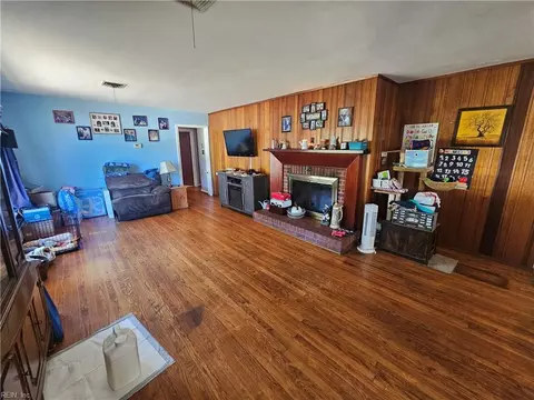 Living - 146 Cambridge Pl, Hampton, VA 23669 photo 2 of 3