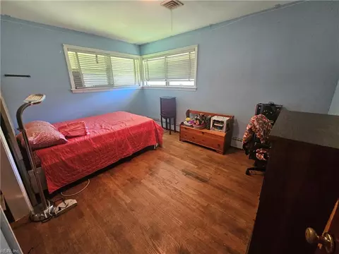 Bedroom - 146 Cambridge Pl, Hampton, VA 23669 photo 2 of 2