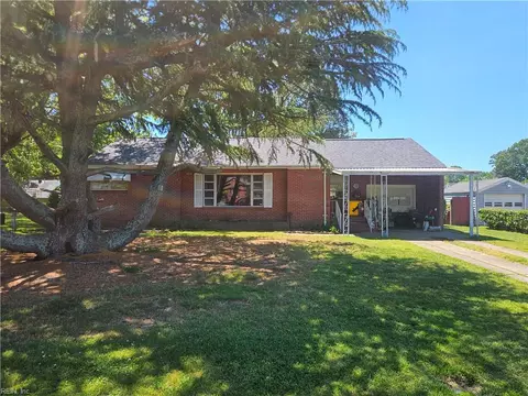 Exterior - 146 Cambridge Pl, Hampton, VA 23669 photo 1 of 15