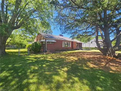 Exterior - 146 Cambridge Pl, Hampton, VA 23669 photo 2 of 15