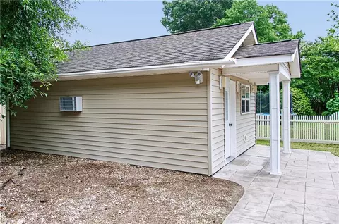 Exterior - 900 Sheffield St, Hampton, VA 23666 photo 2 of 3