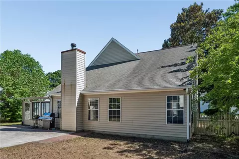 Exterior - 900 Sheffield St, Hampton, VA 23666 photo 6 of 7