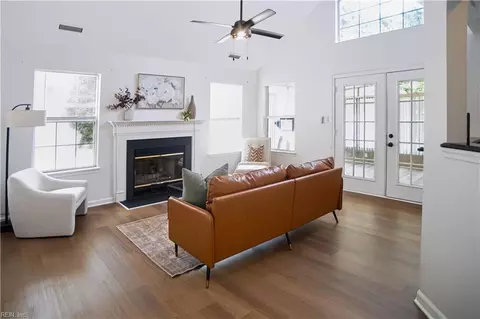 Living - 900 Sheffield St, Hampton, VA 23666 photo 2 of 4