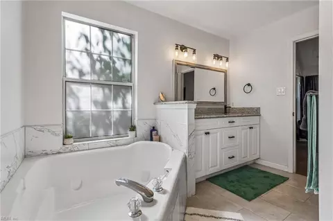 Bath - 900 Sheffield St, Hampton, VA 23666 photo 2 of 4