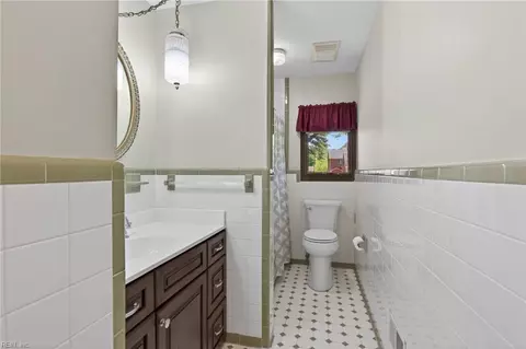 Bath - 500 Moonefield Dr, Smithfield, VA 23430 photo 1 of 3