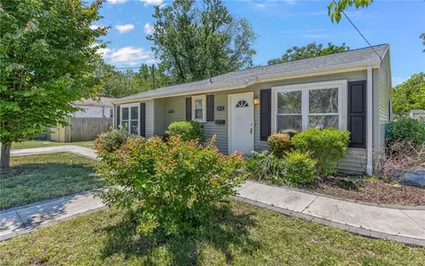 Exterior - 315 Mary St, Hampton, VA 23664 photo 9 of 10
