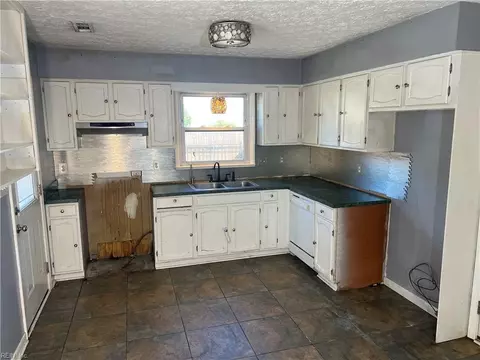 Kitchen - 119 Admiral Ct, Hampton, VA 23669 photo 2 of 2