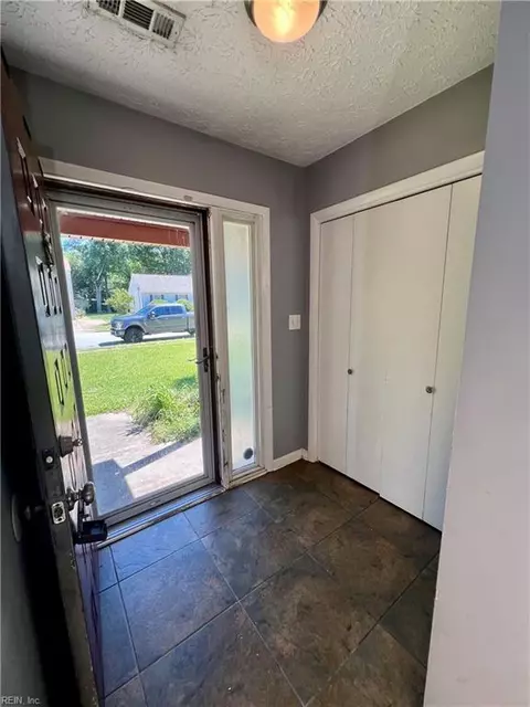 Entry Way - 119 Admiral Ct, Hampton, VA 23669 photo 1 of 3