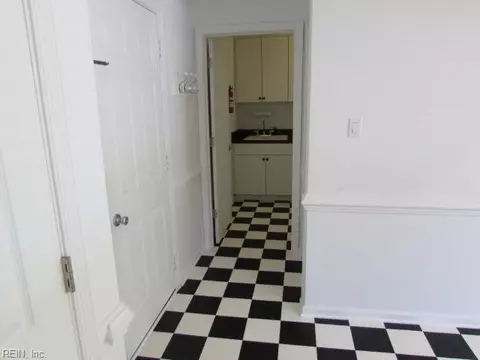 Entry Way - 3105 Deans Ct, Chesapeake, VA 23321 photo 2 of 7