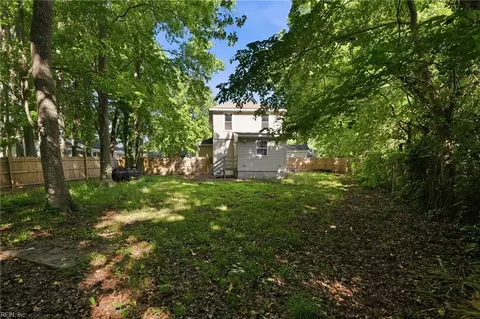 Exterior - 72 Ireland St, Hampton, VA 23663 photo 6 of 9