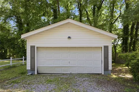 Exterior - 72 Ireland St, Hampton, VA 23663 photo 4 of 9