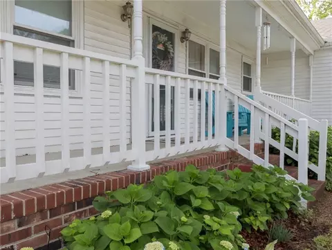 Exterior - 10 Dunn Cir, Hampton, VA 23666 photo 1 of 2