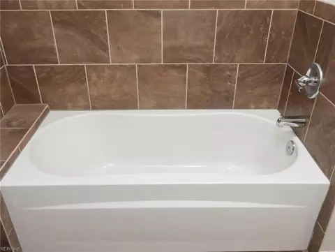 Bath - 10 Dunn Cir, Hampton, VA 23666 photo 2 of 2