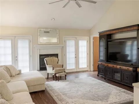Living - 10 Dunn Cir, Hampton, VA 23666 photo 2 of 2
