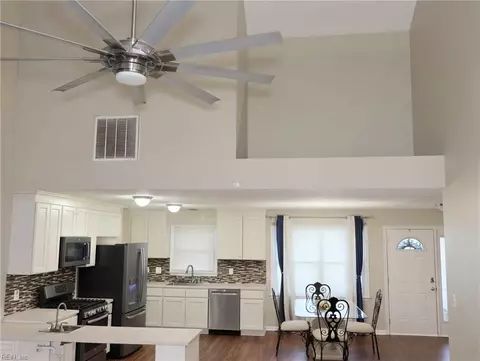 Entry Way - 10 Dunn Cir, Hampton, VA 23666 photo 1 of 2