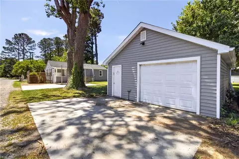 Exterior - 547 Fox Hill Rd, Hampton, VA 23669 photo 4 of 8