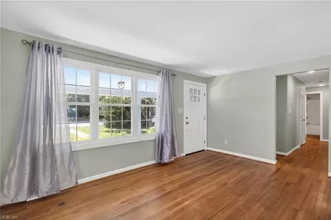 Living - 547 Fox Hill Rd, Hampton, VA 23669 photo 2 of 3