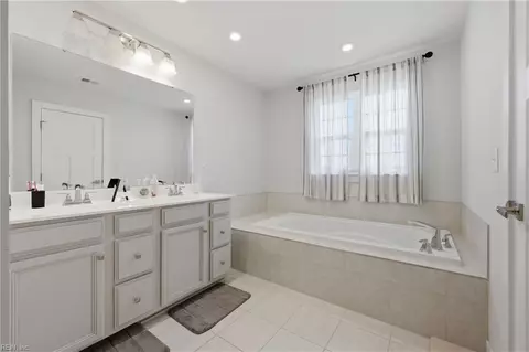 Bath - 563 Spring Hill Pl, Smithfield, VA 23430 photo 2 of 4