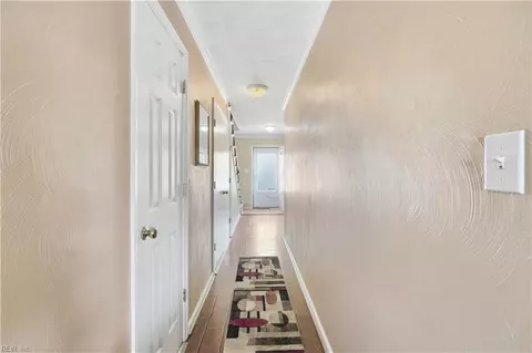 Entry Way - 705 Basnight Ct, Chesapeake, VA 23322 photo 3 of 4