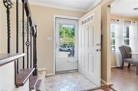 Entry Way - 705 Basnight Ct, Chesapeake, VA 23322 photo 2 of 4