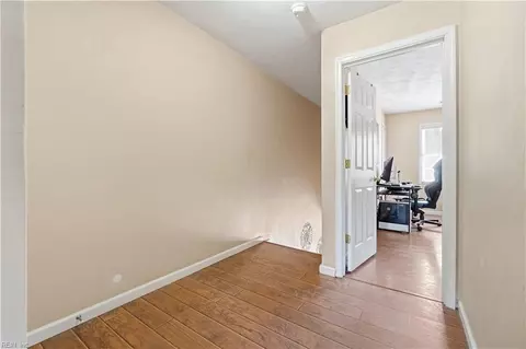 Entry Way - 705 Basnight Ct, Chesapeake, VA 23322 photo 4 of 4