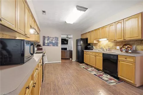 Kitchen - 705 Basnight Ct, Chesapeake, VA 23322 photo 3 of 4